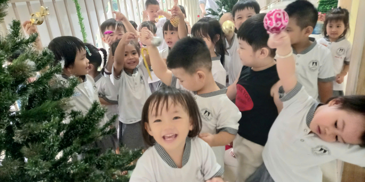 LỚP MẦM: TRANG TRÍ GIÁNG SINH