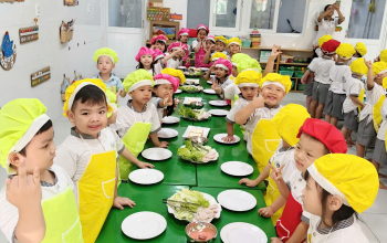 Tiết học bé làm đầu bếp của lớp Lá 1 với món 