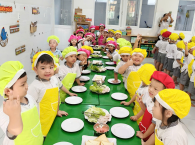 Tiết học bé làm đầu bếp của lớp Lá 1 với món 