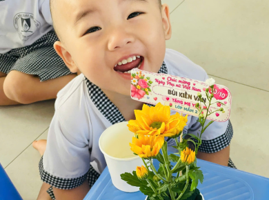 HOẠT ĐỘNG CẮM HOA TẶNG MẸ