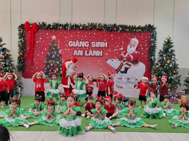 GIÁNG SINH AN LÀNH CÙNG MẪU GIÁO HỌA MI 14A
